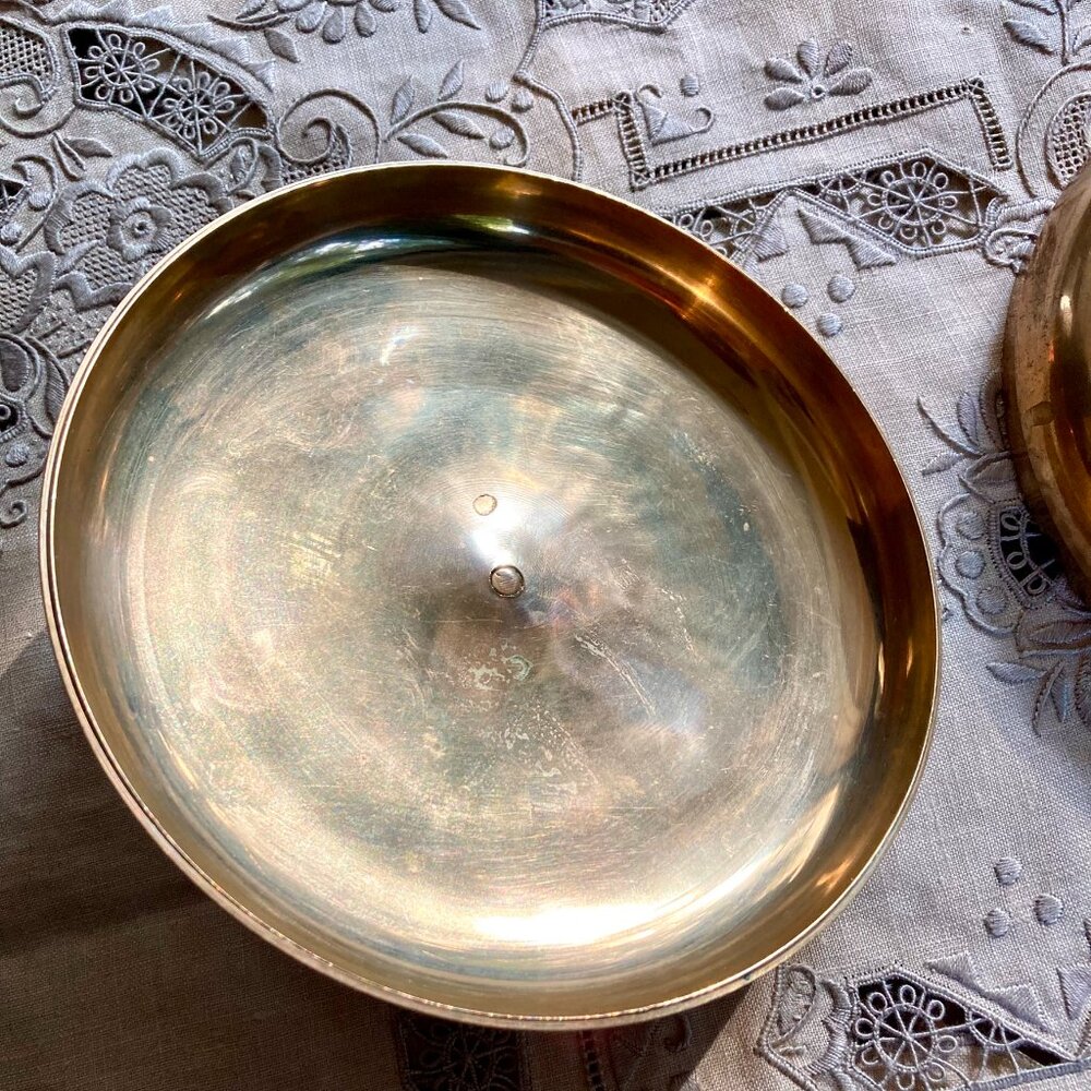 Vintage Round Brass Lidded Powder Bowl, Trinket Dish, Ornate, Embossed Daisies - Picture 7 of 10